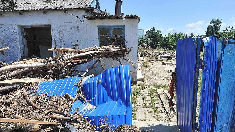 По словам главы МЧС Владимира Пучкова, система оповещения в городе Крымск не сработала так, как должна была. Глава Следственного комитета Александр Бастрыкин сообщил в докладе: по свидетельским показаниям почти двух тысяч человек, оповещение о ЧС получили «лишь 52 человека из 60 тысяч жителей Крымска - в той части города, где работала автоматизированная система оповещения. Из трех громкоговорителей сработала только одна система оповещения в 04.00. Работала пять минут, а потом захлебнулась»