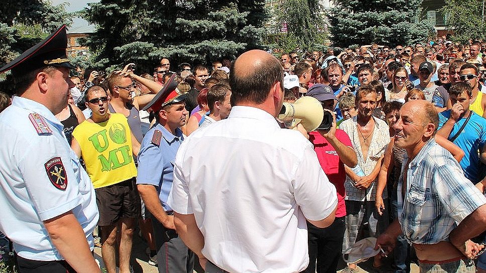 Глава администрации Пугачевского района Станислав Сидоров (в центре) на митинге жителей Пугачева, возмущенных убийством Руслана Маржанова. Митинг прошел у здания администрации города 