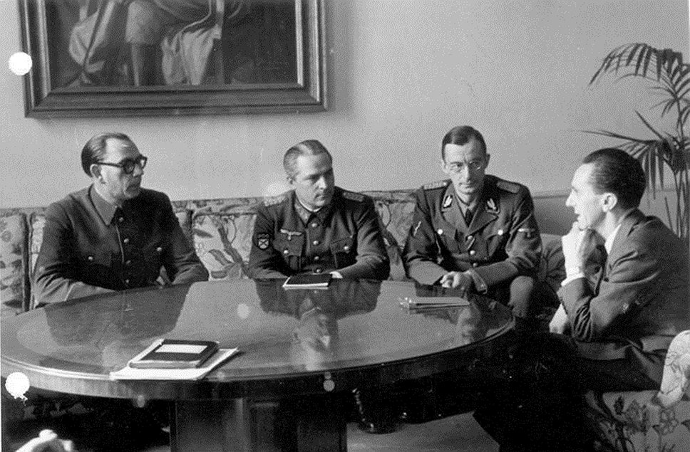 До 1944 года РОА существовала только на бумаге и использовалась немцами в основном в пропагандистских целях. Генерал Власов написал открытое письмо советским солдатам «Почему я встал на путь борьбы с большевизмом», подписывал немецкие листовки. На фото Власов (крайний слева) на встрече с рейсхминистром пропаганды Йозефом Геббельсом 