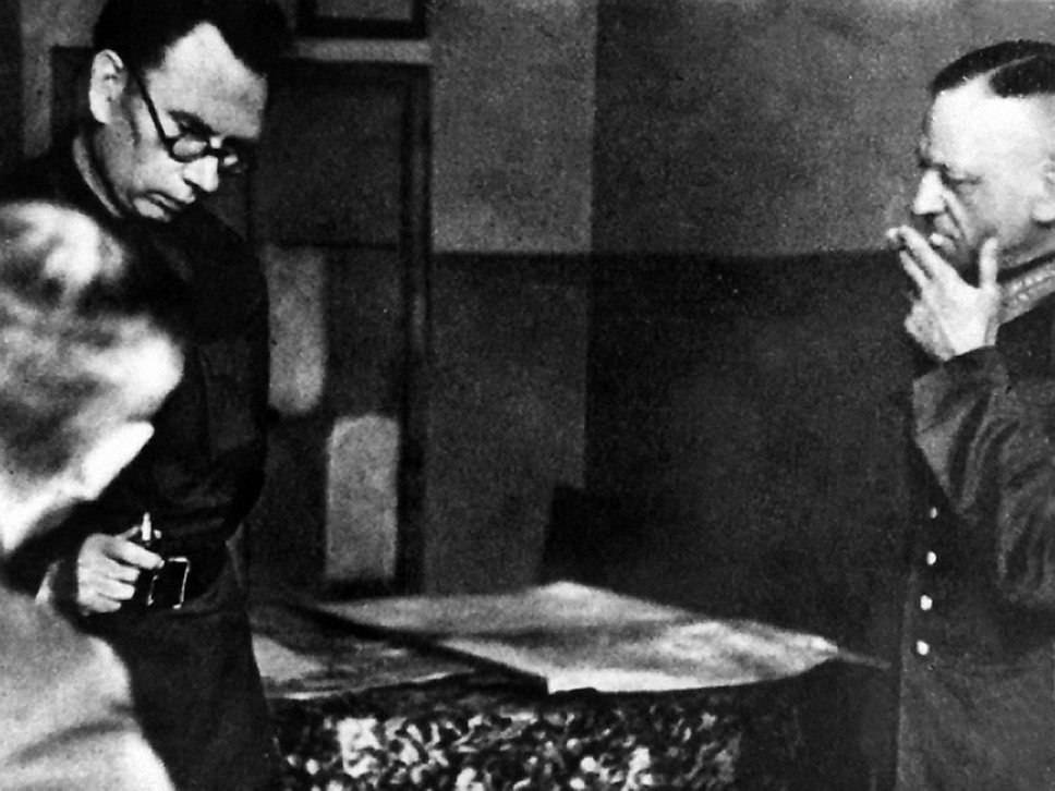 К началу лета кольцо вокруг армии сомкнулось, бойцы неделями получали паек 50 граммов хлеба в день, ели лошадей, умирали от голода. К концу июня армия фактически прекратила существование. 11 июля генерал Власов в поисках продовольствия зашел в деревню Туховежи, и местный староста сдал его немецкой полиции (на фото &mdash; Власов в плену на допросе) 
