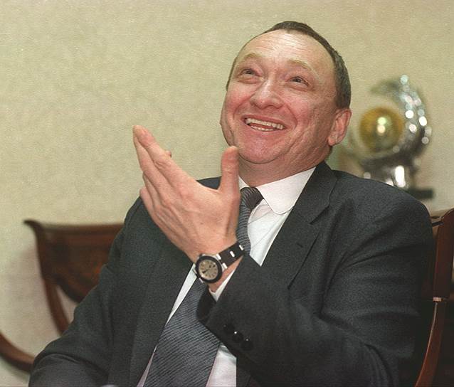 24 ноября 1999 года Людмила Черная обратилась в Пресненский суд Москвы с иском к бывшему мужу — главе Trans World Group Льву Черному. Она добилась равного раздела имущества, получив около $150 млн" 