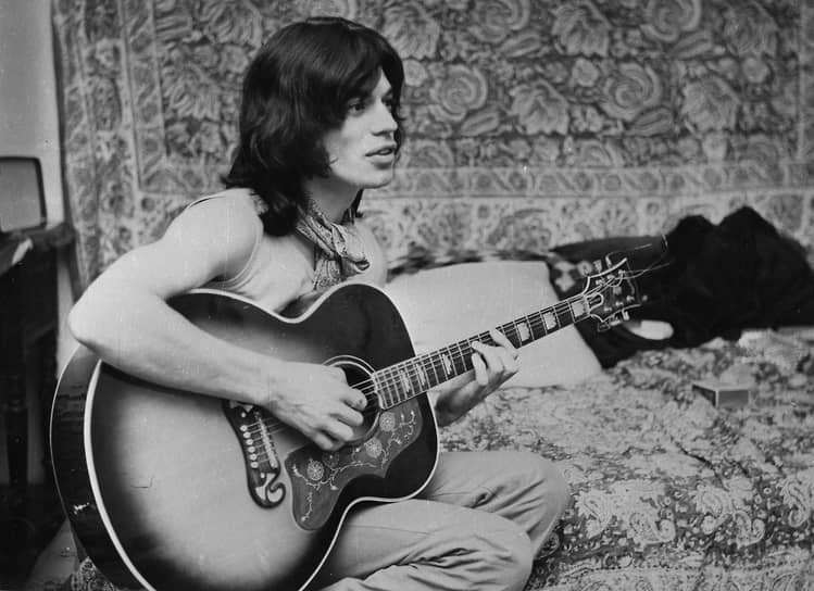 В 1968 году Мик Джаггер снялся в фильме «Performance» (на фото кадр из фильма) режиссера Николаса Роуга. В этом же году Джаггер женился на никарагуанской модели Бьянке