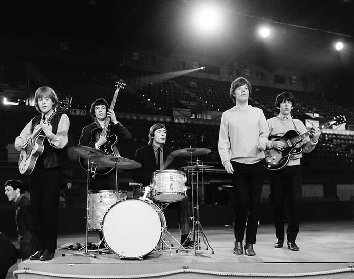 12 июля 1962 года группа выступила в клубе Marquee в Лондоне. Это был первый концерт под названием The Rolling Stones (название одной из песен Мадди Уотерса 1950 года) На фото слева направо: Брайан Джонс (гитара), Билл Уаймен (бас-гитара; заменил Дика Тейлора), Чарли Уоттс (барабаны), Мик Джаггер (вокал), Кит Ричардс (гитара)