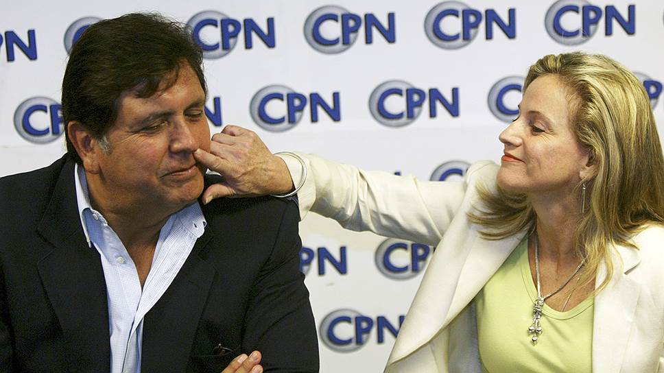 В мае 2011 года президент Перу Алан Гарсия официально подтвердил, что уже два года, как расстался со своей женой Пилар Норес. Ранее глава государства признался, что помимо совместных с госпожой Норес четверых детей имеет внебрачного ребенка 