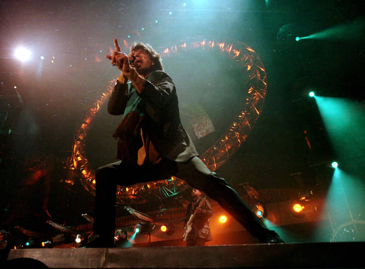 В 1994 году The Rolling Stones отправились в свой рекордный по прибыльности гастрольный тур — Voodoo Lounge. Группа отыграла 62 шоу вместо 28 запланированных и заработала свыше $400 млн