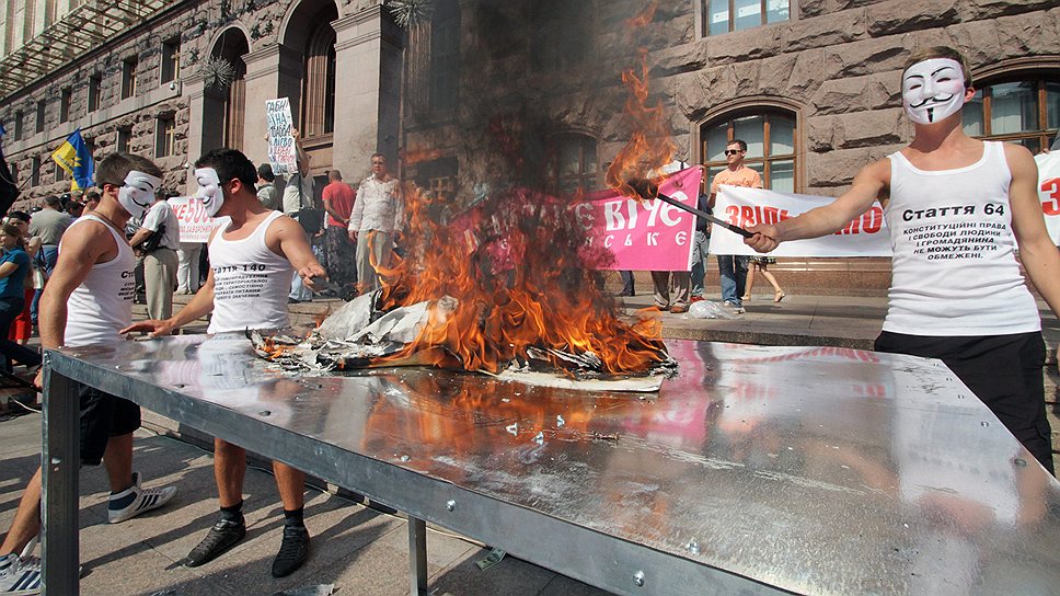Митинг сопровождался разного рода перформансами: протестующие в черном и масках установили на площади стеклянный ящик с тараканами, который по их задумке имитировал зал заседаний Киевсовета. Люди, переодетые в медиков, сообщали о «смерти Киевсовета» 