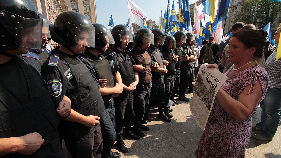 На митинге присутствовали представители трех оппозиционных партий: «Батькивщины», УДАРа и националистической «Свободы» 