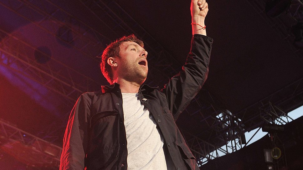 Вокалист британской группы Blur Деймон Албарн во время выступления на фестивале 
