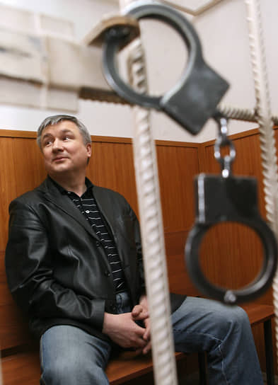 В июне 2007 года бывшему сенатору от Башкирии Игорю Изместьеву было предъявлено обвинение в организации дачи взятки в размере $10 тыс. оперуполномоченному департамента экономической безопасности ФСБ майору Ольге Нужденовой. В настоящее время он отбывает пожизненное наказание за организацию серии заказных убийств. В июле 2017 года Изместьев написал на имя президента России прошение о помиловании. В сентябре 2019 года ЕСПЧ обязал Россию выплатить €12 тыс. экс-сенатору, признав, что были нарушены его права на справедливый суд и охрану частной жизни. В сентябре 2020 года Верховный суд РФ отказал в отмене приговора