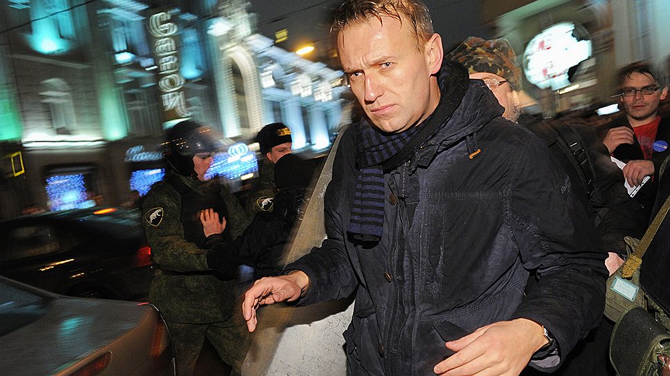 Алексей Навальный во время митинга оппозиции на Чистопрудном бульваре против фальсификаций на выборах в Государственную думу России под лозунгом «Эти выборы — фарс! Вернем себе выбор! Вернем власть народу!», 2011 год