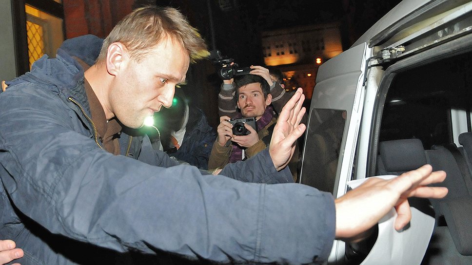 Алексей Навальный (слева) после рассмотрения ходатайства о мере пресечения в отношении его в 370-м мировом судебном участке Тверского суда, 2011 год