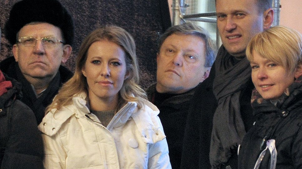 Слева направо: председатель Совета по развитию финансового рынка России Алексей Кудрин, телеведущая Ксения Собчак, член политического комитета Российской объединенной демократической партии «Яблоко» Григорий Явлинский, блогер Алексей Навальный и лидер Движения в защиту Химкинского леса Евгения Чирикова во время митинга оппозиции «За честные выборы», который прошел на проспекте Академика Сахарова, 2011 год