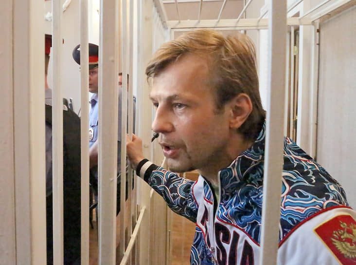 В июле 2013 года по обвинению в вымогательстве взятки был арестован мэр Ярославля Евгений Урлашов. По словам руководителя ООО «Радострой» Сергея Шмелева, в 2012 году его фирма заключила с мэрией договор на уборку города. За это его обязали заплатить «откат» в размере 14 млн руб. В августе 2016 года Кировский районный суд Ярославля приговорил Евгения Урлашова к 12,5 годам колонии строгого режима и штрафу в размере 60 млн руб. 20 января 2017 года решение суда вступило в силу. В 2019 году пытался освободиться по УДО, но суд отказал ему в замене неотбытой части наказания принудительными работами. В 2022 году снова подавал на УДО, но отозвал ходатайство из-за изменившейся с положительной на отрицательную характеристику администрации колонии