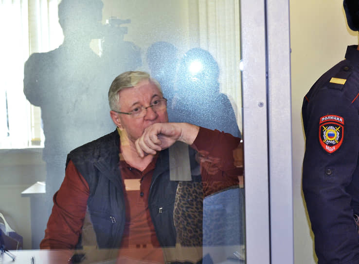 В ноябре 2013 года по обвинению в получении взятки в размере 10 млн руб. был арестован мэр Астрахани Михаил Столяров. По версии следствия, взятку дал предприниматель Константин Хвалык, который намеревался получить в облцентре земельный участок под строительство крематория. В ноябре 2014 года Кировский районный суд приговорил бывшего чиновника к 10 годам колонии строгого режима, спустя месяц судебная коллегия Астраханского областного суда сократила срок заключения до 9 лет