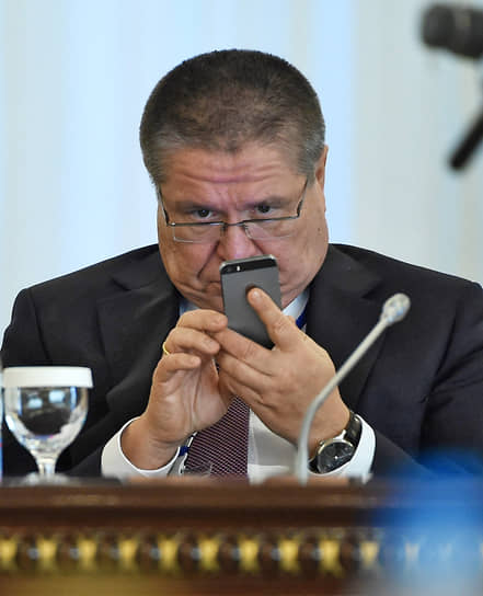 14 ноября 2016 года глава Минэкономразвития Алексей Улюкаев был задержан по подозрению в получении взятки в размере $2 млн за одобрение продажи 50,08% акций ПАО «Башнефть». 4 декабря 2017 года гособвинение потребовало признать экс-министра виновным и приговорить его к 10 годам лишения свободы. 15 декабря 2017 года Замоскворецкий суд Москвы приговорил бывшего министра к восьми годам колонии строгого режима