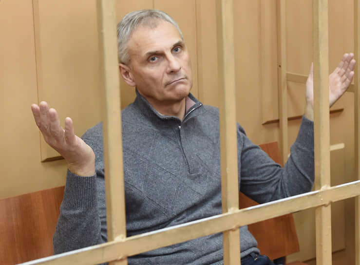 4 марта 2015 года был задержан и вскоре арестован губернатор Сахалинской области Александр Хорошавин. СКР предъявил ему обвинение в получении взяток на сумму $5,6 млн в 2011—2013 годах от гендиректора ООО «Сахалинская компания "Энергострой"» Николая Крана за заключение контрактов на строительство четвертого энергоблока Южно-Сахалинской ТЭЦ-1. В октябре 2015 года начался суд об отчуждении незадекларированного имущества Александра Хорошавина на сумму в 1,1 млрд руб. в пользу государства. 9 февраля 2018 года городской суд Южно-Сахалинска приговорил бывшего губернатора к 13 годам тюремного заключения в колонии строгого режима, признав его виновным в получении взяток и легализации преступных доходов. 28 апреля 2022 года Южно-Сахалинский городской суд приговорил Александра Хорошавина по второму коррупционному делу и назначил ему наказание в виде 15 лет колонии строгого режима и штрафа в размере 500 млн руб.