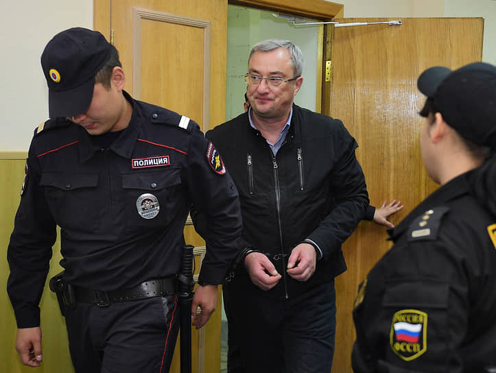 19 сентября 2015 года был задержан и вскоре арестован глава Республики Коми Вячеслав Гайзер. 30 сентября того же года господин Гайзер был отстранен от должности в связи с утратой доверия президента. Следствие обвинило его в мошенничестве и создании преступного сообщества, целью которого, по версии правоохранительных органов, являлось отчуждение акций и долей государства в прибыльных предприятиях республики. Позднее к обвинениям добавилась статья о легализации денежных средств. СКР оценил ущерб от деятельности группы в более чем 3,3 млрд руб. 10 июня 2019 года Замоскворецкий суд Москвы приговорил Гайзера за коррупционные преступления к 11 годам колонии строгого режима и штрафу в размере 160 млн руб.
