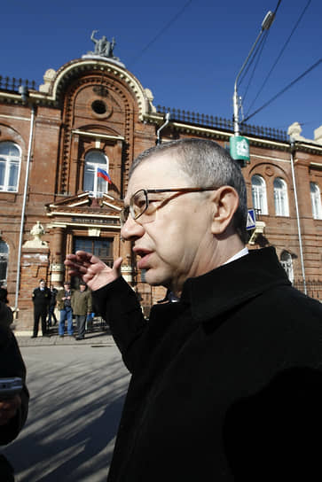 В декабре 2006 года Советский райсуд Томска арестовал и отстранил от должности мэра Томска Александра Макарова. Ему были предъявлены обвинения по семи статьям УК, включая ст. 290 «Получение взятки». 15 ноября 2010 года бывший мэр был приговорен к 12 годам строгого режима. 9 июня 2016 года Александр Макаров вышел на свободу по УДО
