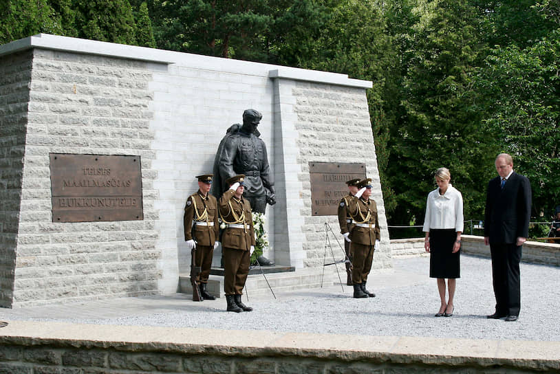 27 апреля 2007 года эстонские власти демонтировали памятник Воину-освободителю — Бронзовый солдат, стоявший на площади Тынисмяги в центре Таллина. На этом фоне в Эстонии вспыхнули массовые беспорядки — полицейские применили слезоточивый газ и шумовые гранаты, около 300 человек были задержаны. Во время массовых беспорядков погиб российский гражданин Дмитрий Ганин, 57 человек получили ранения, в том числе 13 полицейских. Полиция задержала более тысячи человек. В результате 30 апреля демонтированный Бронзовый солдат был установлен на Таллинском военном кладбище 