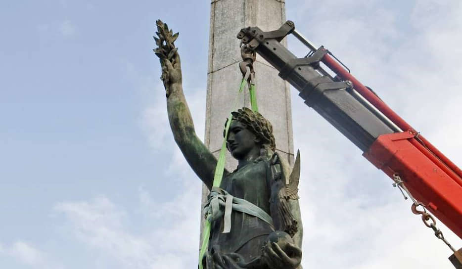 Скульптуру «Виктория» высотой 4 метра, символизировавшую режим Франко, в Барселоне демонтировали в 2011 году. После этого памятник поместили в музей истории города 