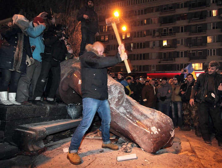 8 декабря 2013 года сторонники украинской оппозиции свалили и разрушили памятник Владимиру Ленину, расположенный на Бессарабской площади в Киеве. С этого дня в стране начался массовый снос памятников советскому вождю 