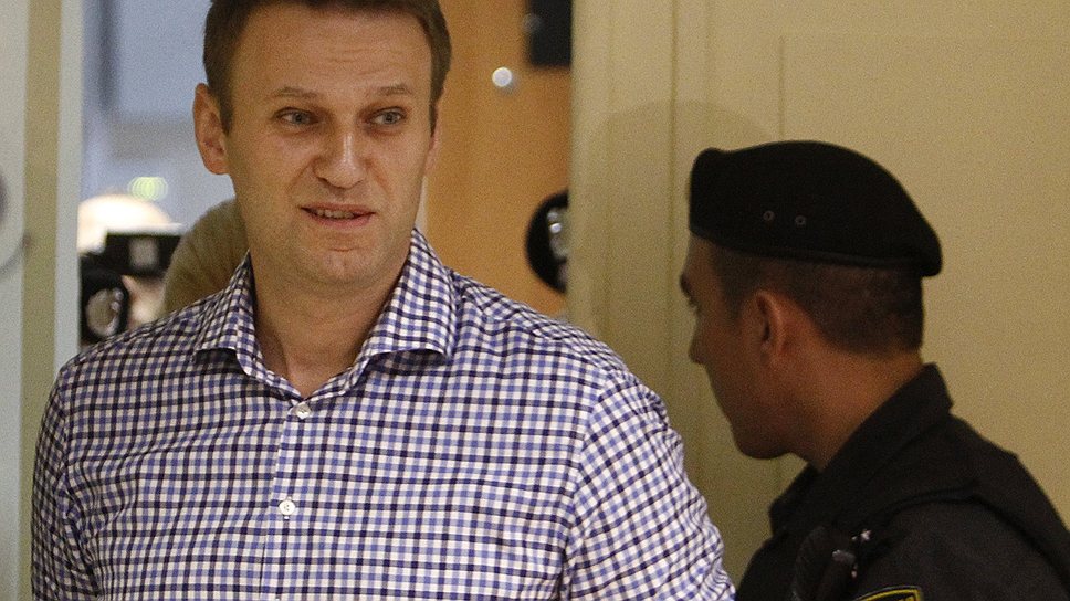 После оглашения приговора Алексей Навальный попрощался с родными, затем его вывели из зала суда 