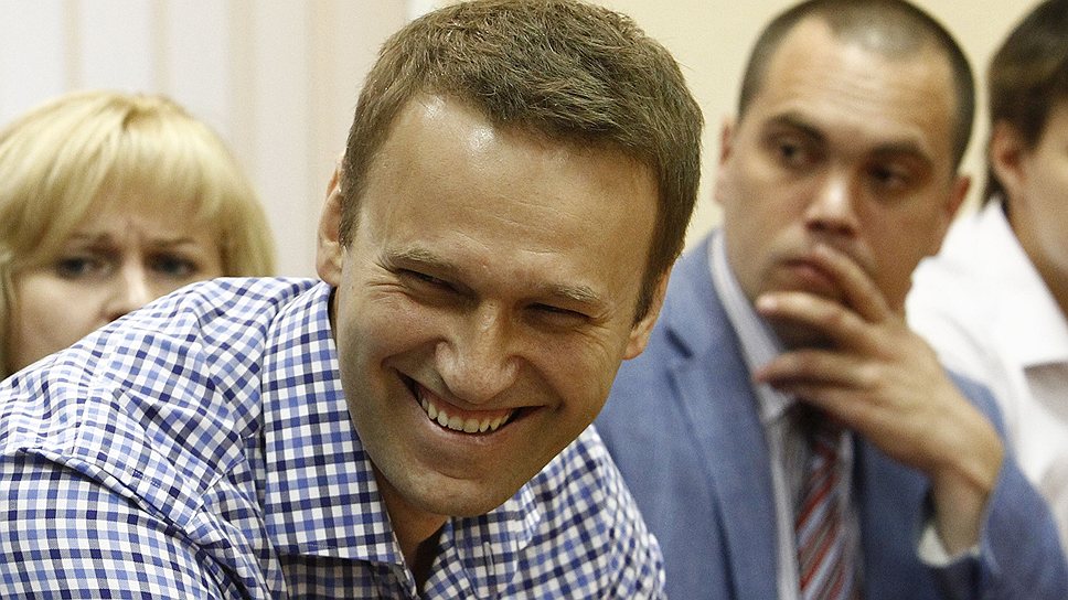 Алексей Навальный улыбается близким, пытаясь их тем самым поддержать 