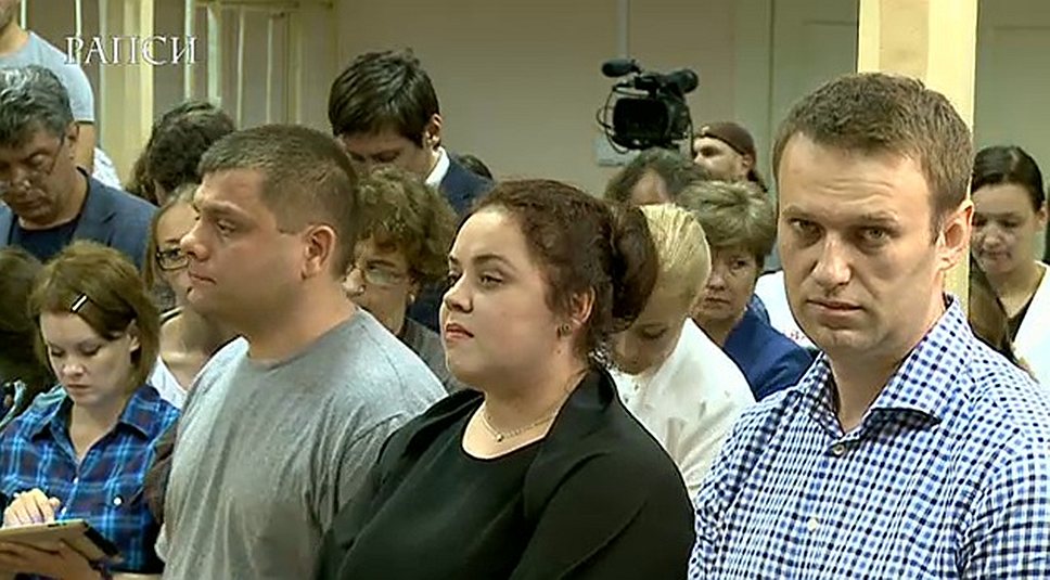 Алексей Навальный выглядел уставшим на последнем заседании суда по делу о хищении имущества «Кировлеса» 
