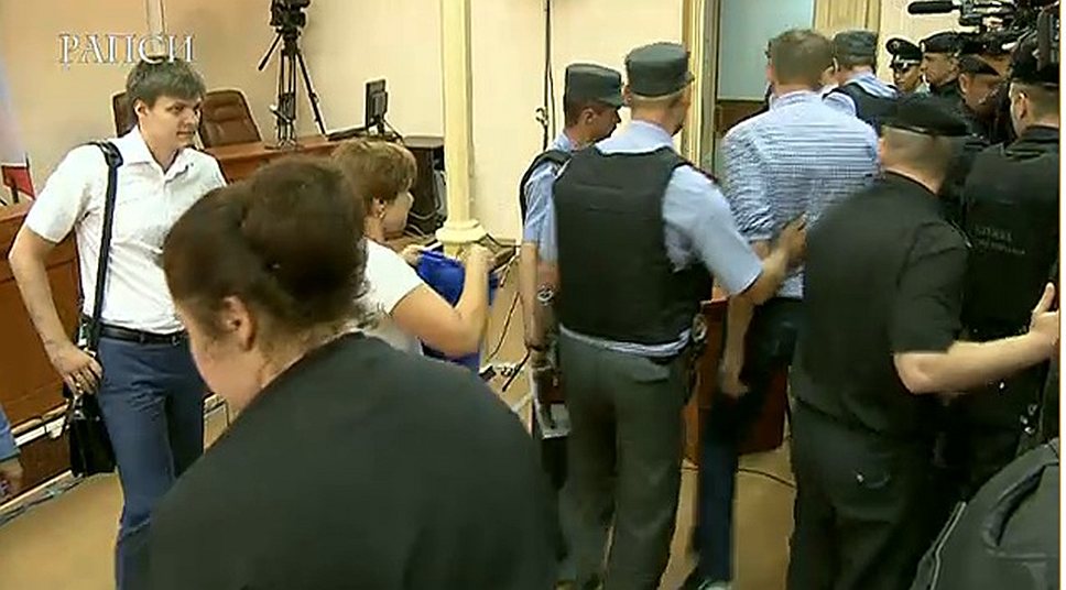 Алексея Навального после оглашения вердикта вывели из зала суда под конвоем, посадили в автозак и увезли в один из кировских СИЗО 