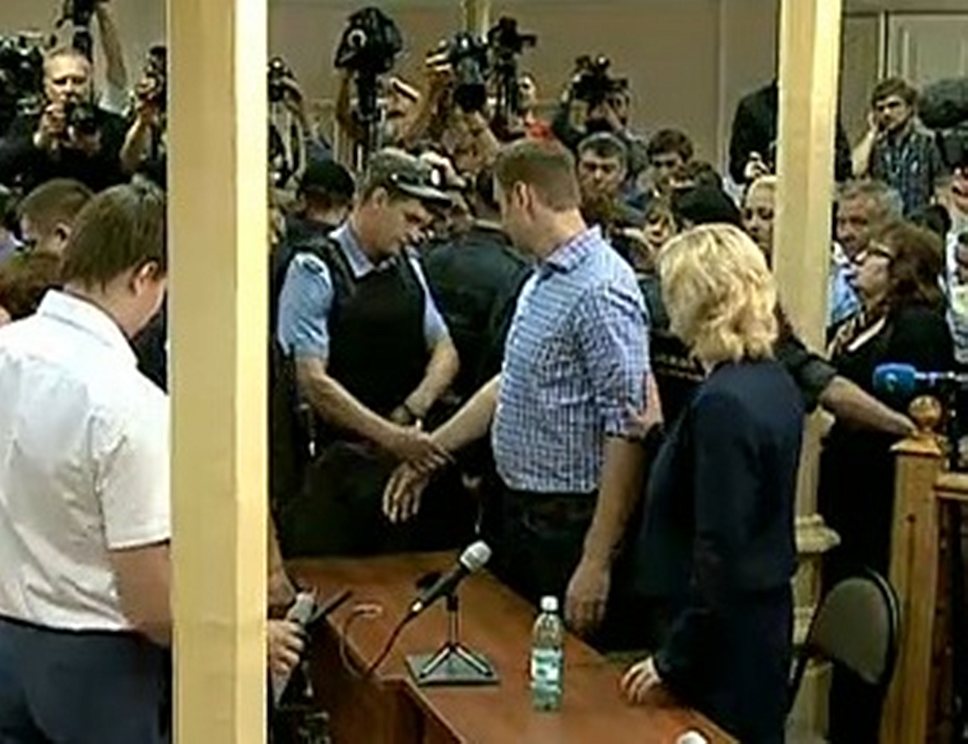 Сразу после оглашения приговора штаб Алексея Навального объявил о снятии его кандидатуры с выборов мэра столицы 