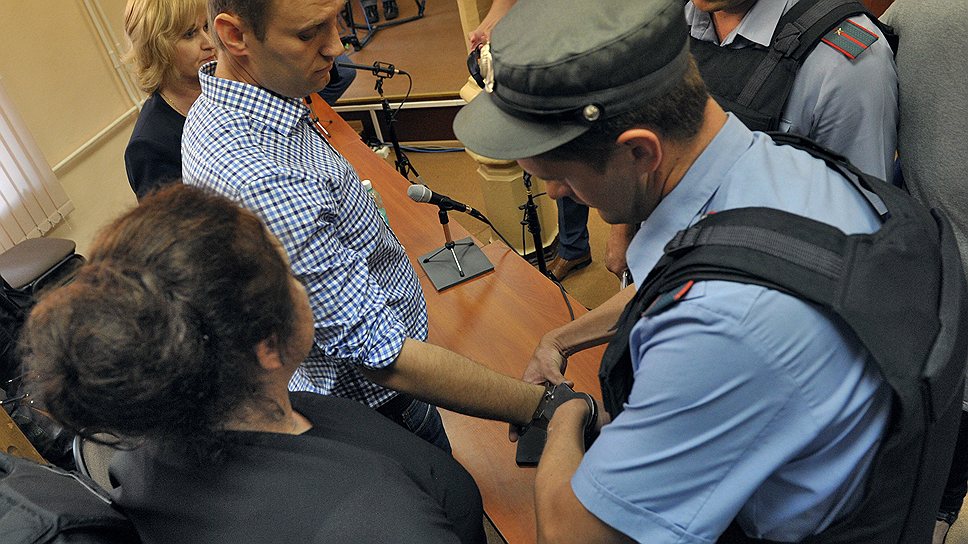 Алексей Навальный был приговорен к пяти годам колонии и взят под стражу прямо в зале суда 