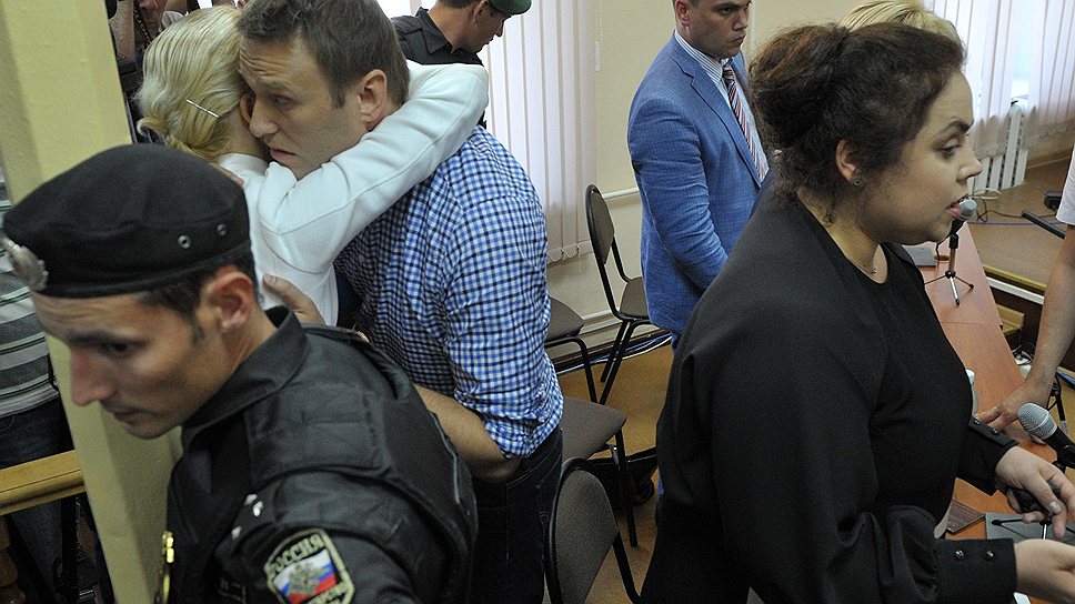 Алексей Навальный обнял плачущую жену 