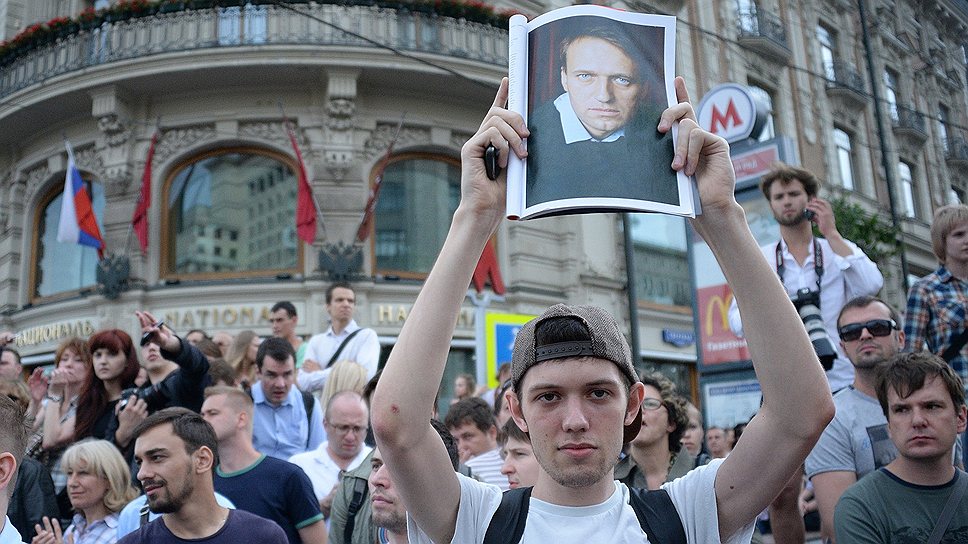 В первую очередь задерживают тех, кто поднимает фотографии Алексея Навального или листы A4 с различными лозунгами 