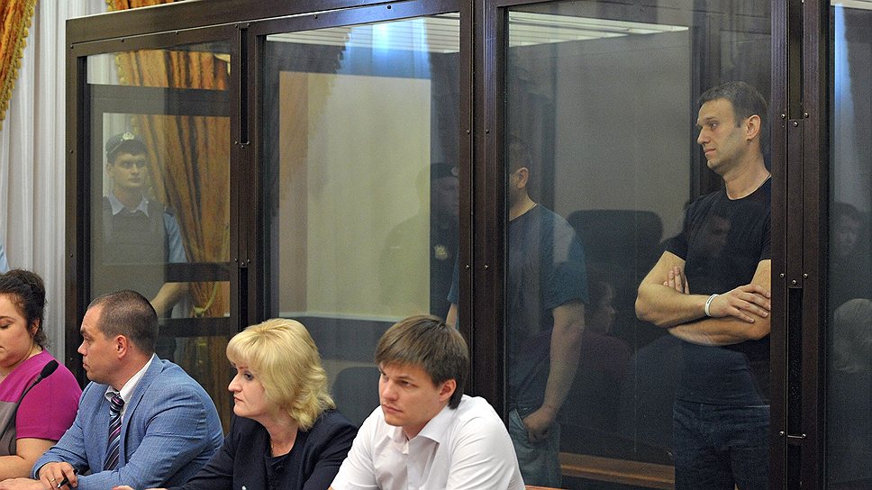 Алексей Навальный (справа) и Петр Офицеров (слева) на скамье подсудимых 
