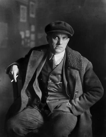 14 апреля 1930 года в Москве в квартире 12 дома № 3 по Лубянскому проезду было найдено тело поэта с огнестрельным ранением. Причиной стало самоубийство. Как отмечалось в сообщении «Красной газеты», «в последние дни В.В.Маяковский ничем не обнаруживал душевного разлада и ничего не предвещало катастрофы»