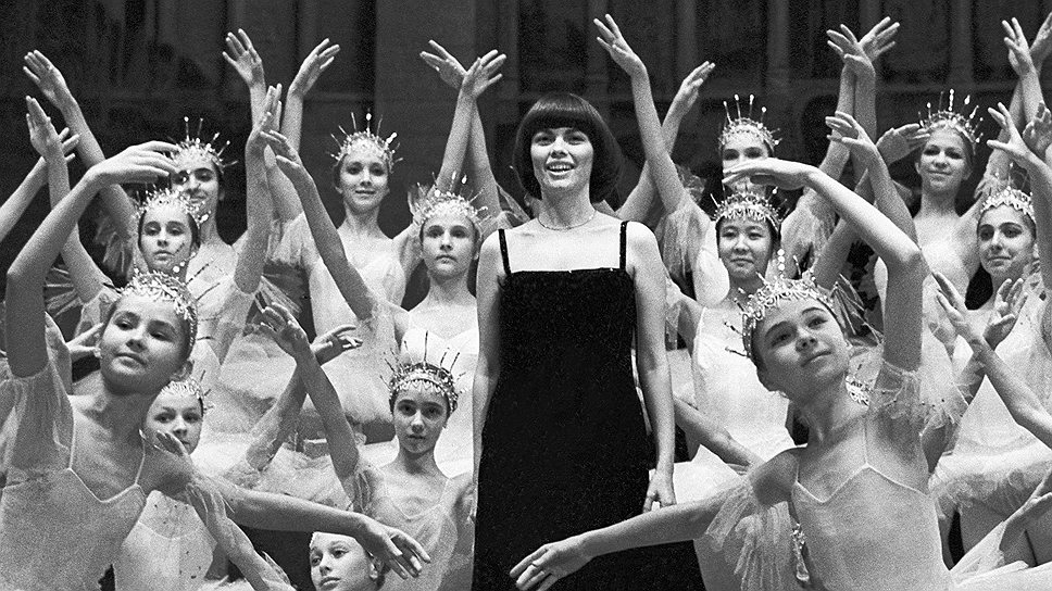 В 1976 году Мирей Матье (в центре) приняла участие в гала-концерте на сцене Большого театра в рамках Недели телевидения Франции в СССР