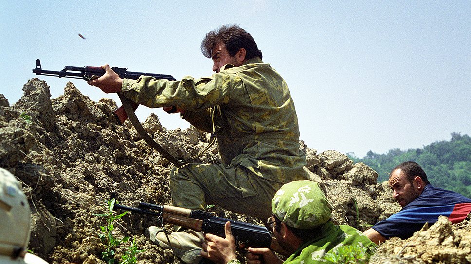  Местные жители защищают селение от грузинских военнослужащих 