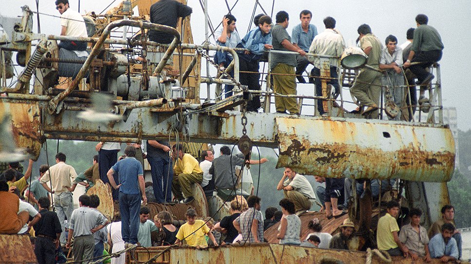 С 23 июня 1994 года на территории Абхазии находились миротворческие силы СНГ - фактически это те же российские подразделения ВДВ, дислоцировавшиеся здесь ранее 