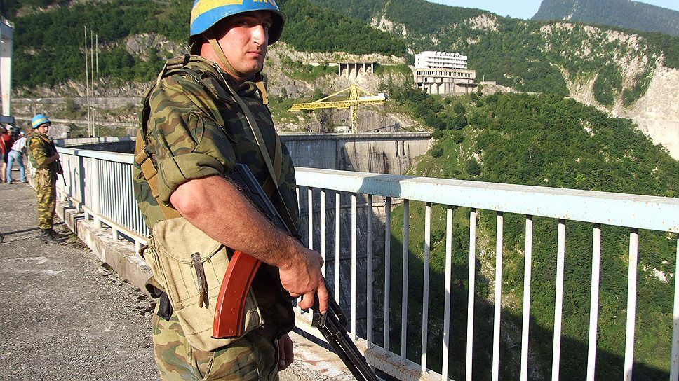 С августа 2008 года, после признания независимости со стороны России, пребывание российских вооруженных сил в Абхазии регламентируется соответствующими двусторонними договорами с этой республикой. Плотина Ингури ГЭС на границе с Грузией, взятая под охрану российскими миротворцами 