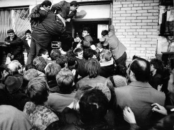 В 1987 году массовое недовольство «сухим законом» и экономический кризис в СССР вынудили власти фактически свернуть антиалкогольную кампанию. Пропаганда трезвости была прекращена, а продажи алкоголя пошли вверх На фото: штурм винного магазина в 1989 году