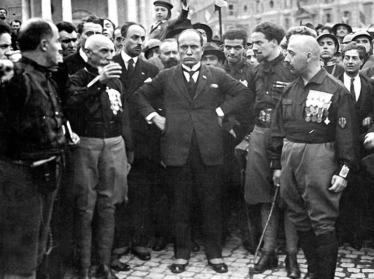 Придя к власти, Муссолини быстро отошел от левой и анархической риторики. Фашизм превратился в новую политическую и экономическую систему. Оппозиция режиму отсутствовала, но на дуче было совершено несколько покушений, после чего было принято решение об ужесточении режима и установлении полицейского государства. Власть Муссолини становилась практически абсолютной: он больше не нес ответственности перед парламентом и мог быть отстранен от дальнейшего исполнения своих полномочий лишь королем 