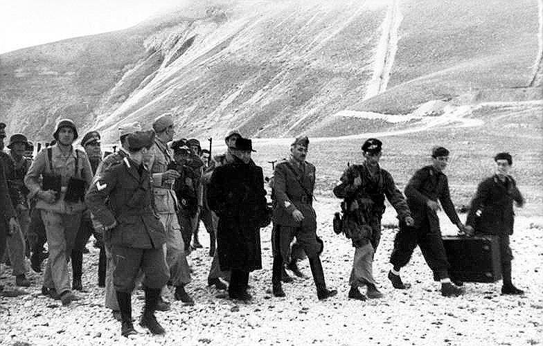 25 июля 1943 года по приказу короля Виктора Эммануила III Муссолини был арестован. После подписания королем 3 сентября акта о капитуляции Италии Муссолини бежал на север страны, в Ломбардию, контролируемую войсками вермахта. Спустя 20 дней Муссолини создал в городе Сало республику и сформировал новое правительство На фото: Муссолини в окружении немецких солдат, освободивших его в сентябре 1943 года 