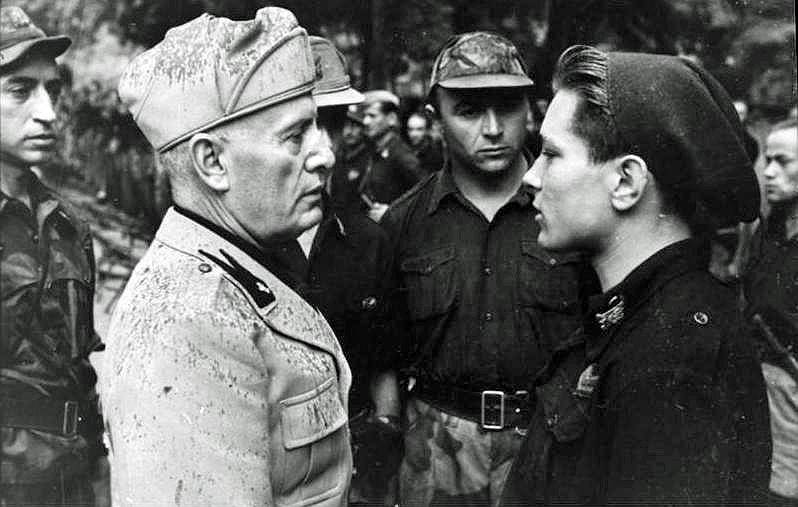21 апреля 1945 года подразделения вермахта начали эвакуацию, а 25 апреля партизанский комитет национального освобождения Северной Италии объявил о начале антифашистского восстания. Вместе с любовницей Кларой Петаччи и соратниками Муссолини решил бежать в Швейцарию под прикрытием 200 служащих вермахта. В ночь на 27 апреля колонну остановил партизанский отряд, один из членов которого опознал дуче, сидевшего в грузовике в немецкой солдатской шинели 