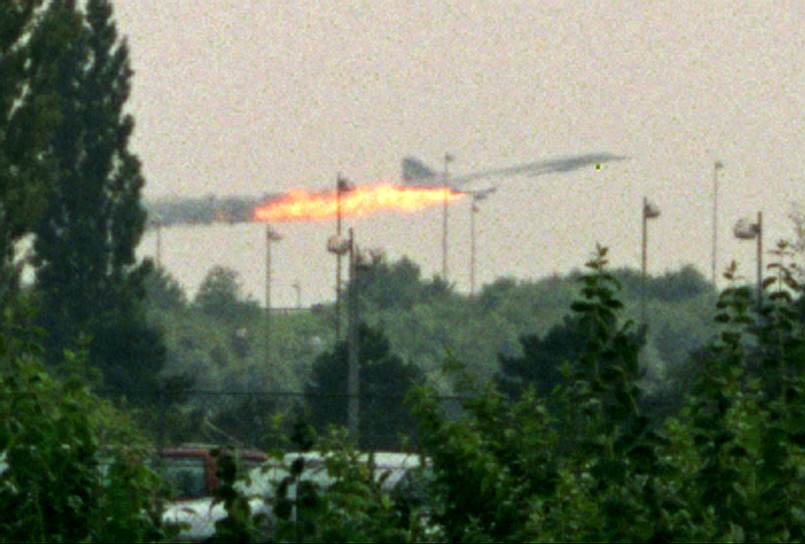 Черным днем для «Конкорда» стало 25 июля 2000 года. Тогда при взлете в парижском аэропорту Шарль де Голль у лайнера в воздухе загорелся бензобак, самолет потерял управление и рухнул над пригородом Парижа Гонесс. Все 100 пассажиров и девять членов экипажа погибли