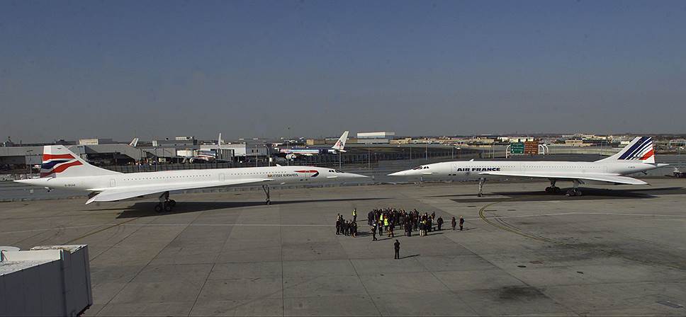Британская BAC и французская Sud Aviation, первоначально разрабатывавшие свои проекты по отдельности, в 1962 году объявили, что объединяют их. Поэтому самолет и получил название Concorde, что в переводе с французского означает «согласие»