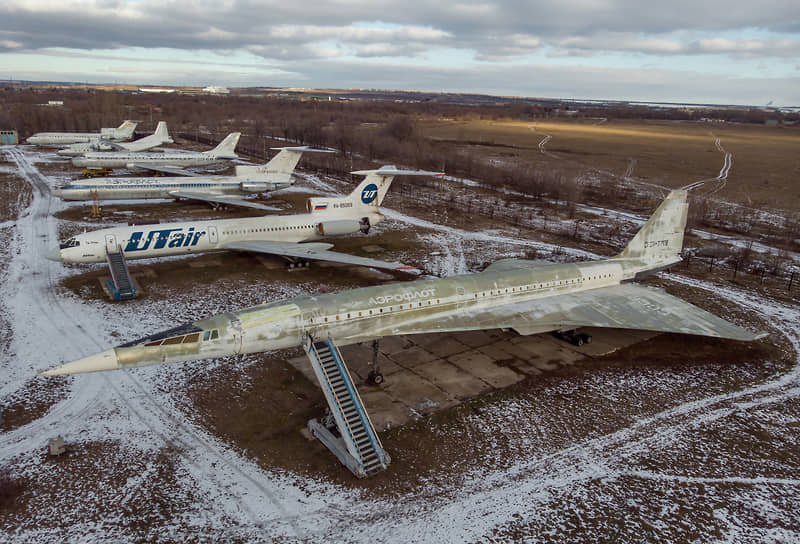 В 1983 году на одном из «Ту-144» были установлены 13 мировых рекордов дальности и скорости полетов. Тогда же поднимался вопрос о возобновлении эксплуатации сверхзвукового авиалайнера «Аэрофлотом», но на линии его так и не вернули. До 1999 года некоторые экземпляры использовались в качестве лабораторий На фото: учебный аэродром Самарского национального исследовательского университета имени академика Королева