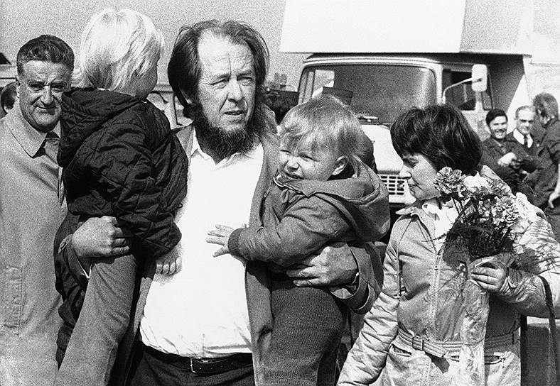После «Одного дня Ивана Денисовича» вышли «Матренин двор» и «Случай на станции Кречетовка». Но гармония с властью не продлилась: Ленинскую премию так и не дали, «В круге первом» печатать запретили, а с приходом к власти Брежнева легальная деятельность писателя в СССР была практически окончена На фото: Александр Солженицын с сыновьями Ермолаем и Игнатом и женой Натальей