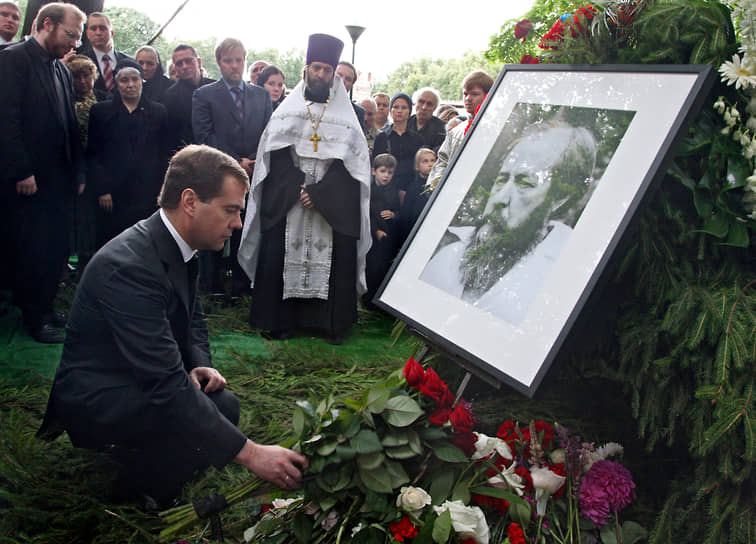 Александра Солженицына похоронили на кладбище Донского монастыря Москвы. Это место было выбрано самим писателем еще при жизни На фото: тогдашний президент России Дмитрий Медведев на похоронах Александра Солженицына