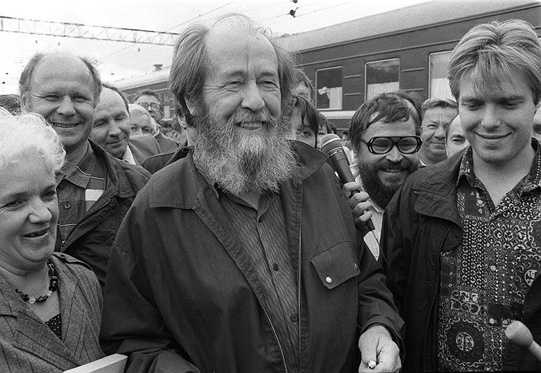 Новая российская власть вспомнила об Александре Солженицыне в начале 1990-х — было восстановлено его российское гражданство, в 1990 году он стал лауреатом Госпремии за «Архипелаг ГУЛАГ», а в мае 1994-го вернулся на родину. «75-летний писатель, высланный из страны, автор "Архипелага ГУЛАГа", который навсегда останется в истории литературы, нобелевский лауреат, он возвращается после 20-летней эмиграции, полный сил и надежд»,— сообщалось в журнале «Огонек». Журнал описывал ажиотаж, возникший в связи с прилетом Солженицына из США на Дальний Восток, откуда он на поезде отправился в столицу. «Во Владивостоке была жуткая давка в аэропорту с ОМОНом, гонки с преследованием на катерах, дежурство в гостиницах, где фиксировался каждый шаг по коридору, тайный от прессы поход в обычный магазин»