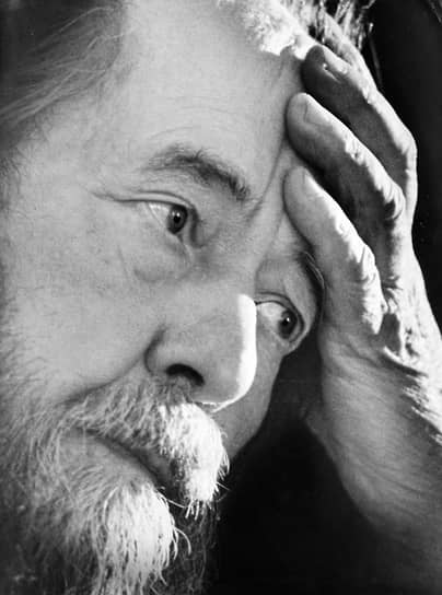 По возвращении Александра Солженицына ждало множество наград, но еще больше — отказов и резких заявлений. Писатель не изменился: все так же у него болела душа за народ и за Россию, все так же ему не нравилась власть, доведшая страну до «нынешнего гибельного состояния»